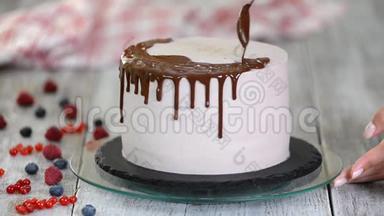 巧克力<strong>蛋糕</strong>上的糖霜。 白色<strong>蛋糕</strong>上覆盖着巧克力和奶油。 巧克力<strong>蛋糕</strong>装饰。